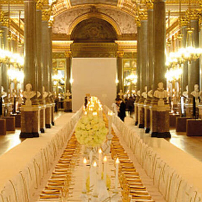 Réunion d’équipe dans une salle moderne à Versailles