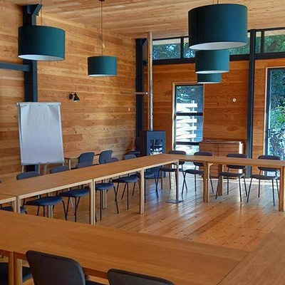 Salle de réunion à Versailles avec équipements modernes et décoration élégante